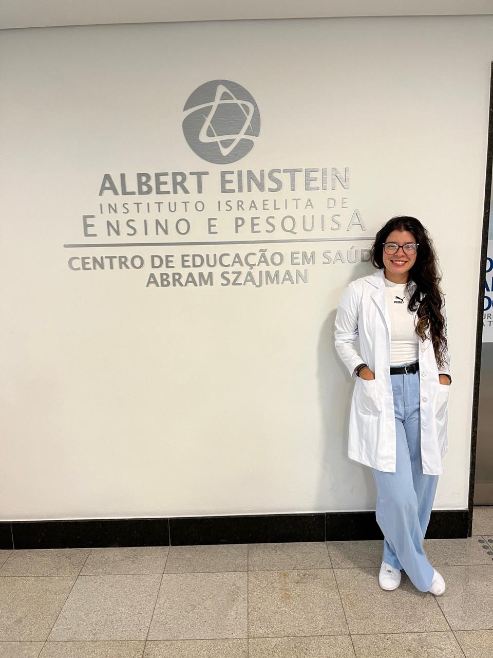 Carolina Silva in her white coat at the Albert Einstein Institute